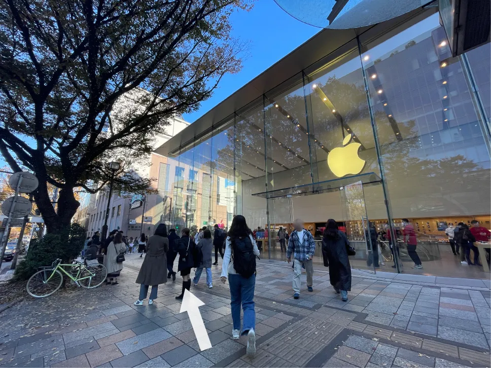 2.地上に出たらAppleStore表参道の角を曲がる